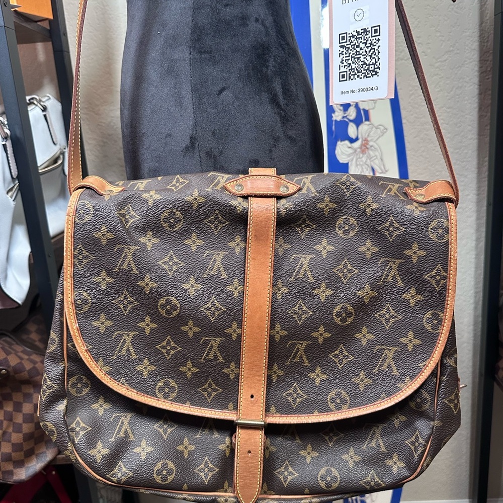 Authentic Louis Vuitton Samaur 35 Monogram Messenger Bag